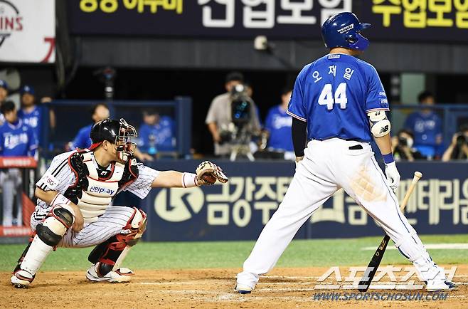 2022 KBO리그 LG 트윈스와 삼성 라이온즈의 경기가 16일 잠실구장에서 열렸다. 8회초 1사 1,3루 삼성 오재일이 삼진을 당하고 있다. 잠실=박재만 기자 pjm@sportschosun.com/2022.08.16/