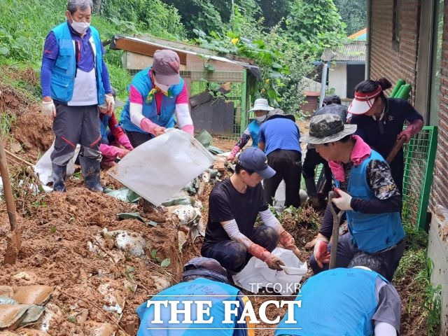 지난 8일부터 11일까지 내린 집중호우로 큰 피해를 입은 금사면의 수해복구를돕기 위해 여주시 재향군인회와 대한적십자사 여주지구협의회 등 자원봉사자들이 나섰다./여주시 제공