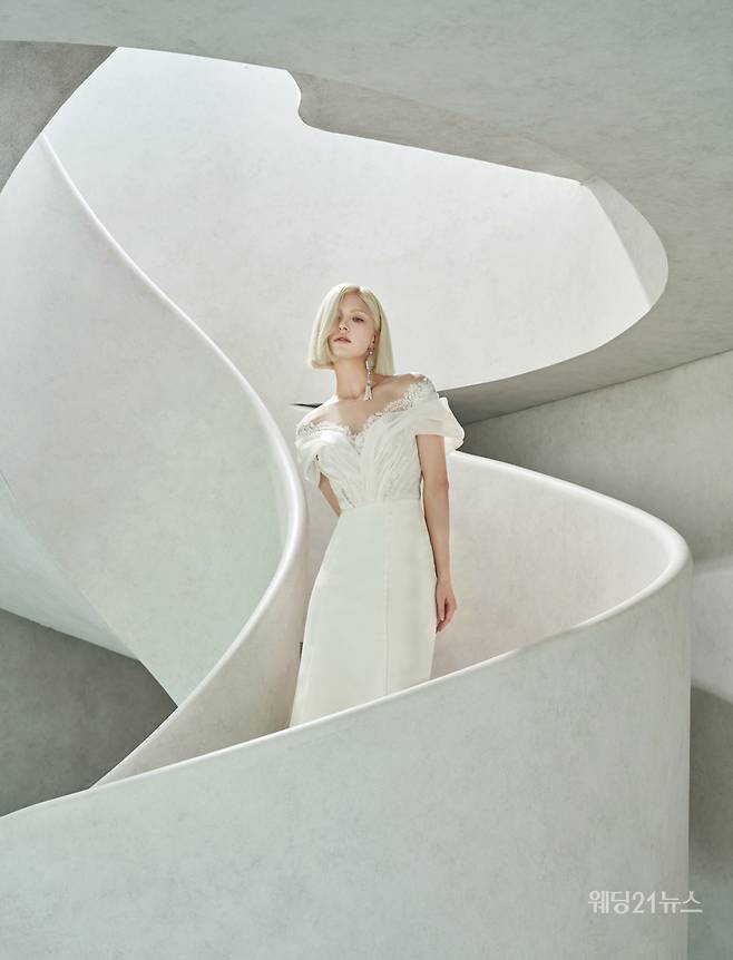 사진 : 웨딩드레스 본느마리에,&nbsp;청담점,&nbsp;광주점,&nbsp;부산점,&nbsp;에디터 김정은,&nbsp;비주얼 디렉터 방미나,&nbsp;포토그래퍼 이정훈(아트포토그라피 다다 스튜디오),&nbsp;헤어 지연(쉬작) 메이크업 구다연(쉬작),&nbsp;모델 샤렌,&nbsp;제품협찬 보비쥬, 장폴블랑쉬클라리쎄, 크리스찬 루부탱,&nbsp;로케이션 빌라드파넬