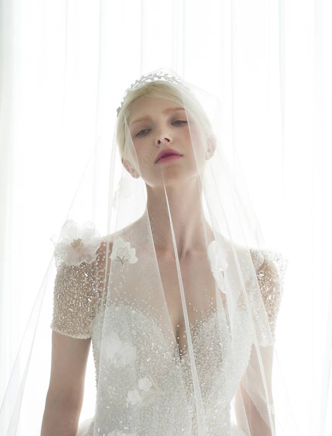 사진 : 웨딩드레스 본느마리에,&nbsp;청담점,&nbsp;광주점,&nbsp;부산점,&nbsp;에디터 김정은,&nbsp;비주얼 디렉터 방미나,&nbsp;포토그래퍼 이정훈(아트포토그라피 다다 스튜디오),&nbsp;헤어 지연(쉬작) 메이크업 구다연(쉬작),&nbsp;모델 샤렌,&nbsp;제품협찬 보비쥬, 장폴블랑쉬클라리쎄, 크리스찬 루부탱,&nbsp;로케이션 빌라드파넬