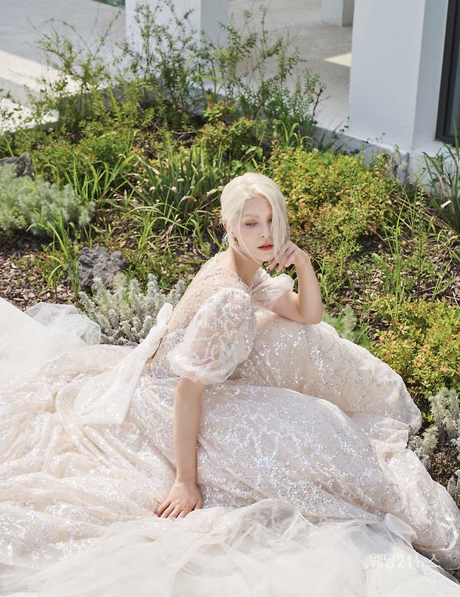 사진 : 웨딩드레스 본느마리에,&nbsp;청담점,&nbsp;광주점,&nbsp;부산점,&nbsp;에디터 김정은,&nbsp;비주얼 디렉터 방미나,&nbsp;포토그래퍼 이정훈(아트포토그라피 다다 스튜디오),&nbsp;헤어 지연(쉬작) 메이크업 구다연(쉬작),&nbsp;모델 샤렌,&nbsp;제품협찬 보비쥬, 장폴블랑쉬클라리쎄, 크리스찬 루부탱,&nbsp;로케이션 빌라드파넬