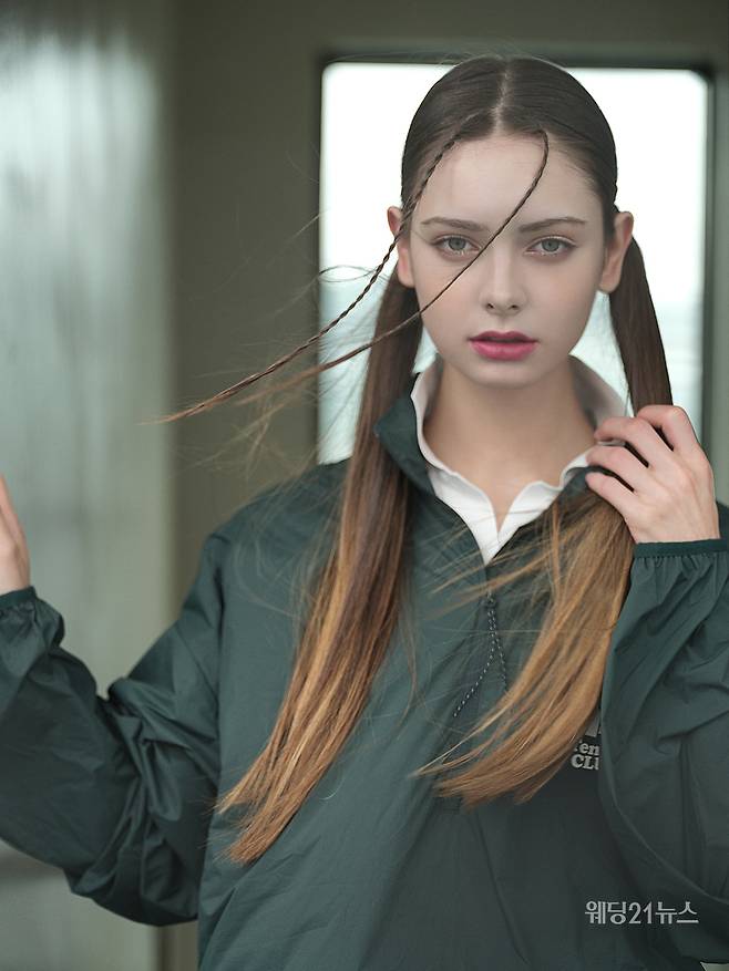 사진 : 에디터 조윤예,&nbsp;드레스 올댓드레스,&nbsp;포토그래퍼 우상권(스튜디오밥스),&nbsp;모델 루카,&nbsp;헤어 미영(보보리스) 메이크업 박소연(연화메이크업),&nbsp;스타일리스트 박소현,&nbsp;제품협찬 로제블랑, 롱샴, 마스카, 손정완, 발롱,&nbsp;쟈니헤잇재즈, 핑거수트, 페어라이어, 휠라,&nbsp;로케이션 W테니스