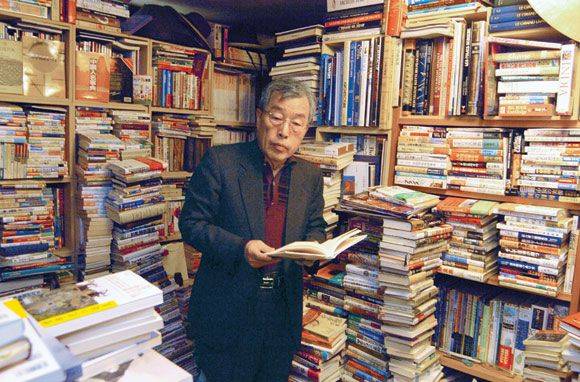 서울 마포구 성산동 자택에서 사방 책에 둘러싸여 있는 생전의 이상희 장관 모습/월간조선 제공