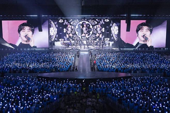 임영웅 전국투어 단독콘서트 중. 팬덤 색상인 하늘색 물결로 가득 채워졌다. /물고기뮤직 제공