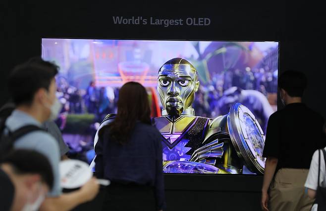 지난 10일 서울 강남구 코엑스에서 열린 한국디스플레이산업전에 전시된 세계 최고 크기의 97인치 LG OLED TV 모습. /연합뉴스