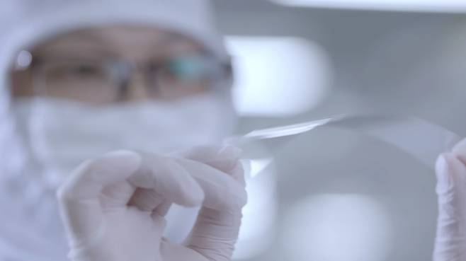 삼성전자 갤럭시Z 등에 적용되는 UTG 기술. /삼성전자 유튜브