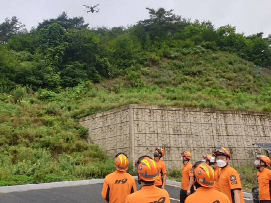 단양소방서가 드론을 활용한 재난대응 교육을 받고 있다. 사진=단양소방서 제공.