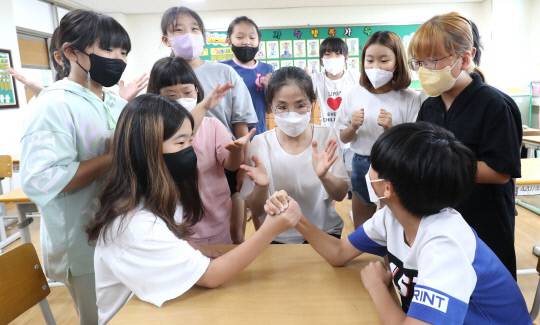 16일 대전 대덕구 화정초등학교에서 여름방학을 마치고 개학한 어린이들이 팔씨름을 하며 즐거운 시간을 보내고 있다.