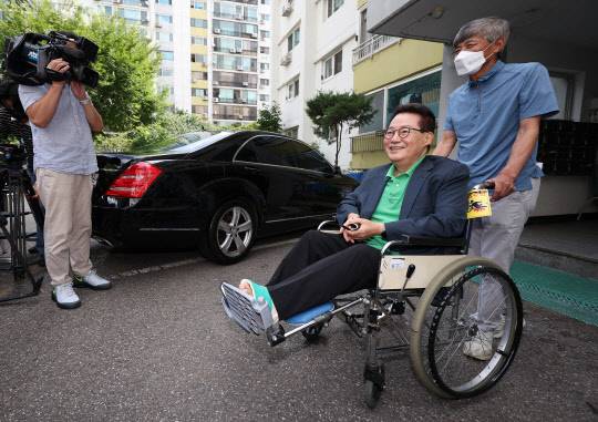 박지원 전 국가정보원장이 16일 검찰의 압수수색을 마치고 여의도 자택을 나서고 있다. '서해 공무원 피격 사건' 기록 삭제·조작 의혹 등을 수사 중인 검찰은 이날 박 전 원장과 서욱 전 국방부 장관의 자택을 압수수색했다. 연합뉴스.