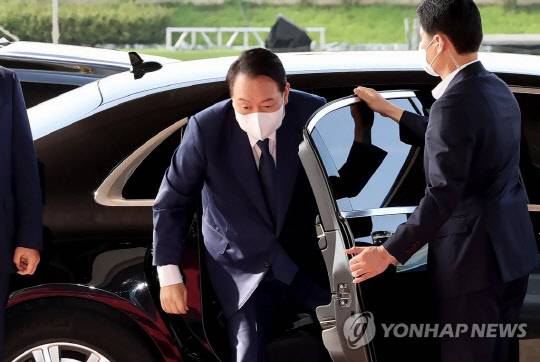 윤석열 대통령이 지난 12일 오전 서울 용산 대통령실 청사로 출근하고 있다. <연합뉴스>