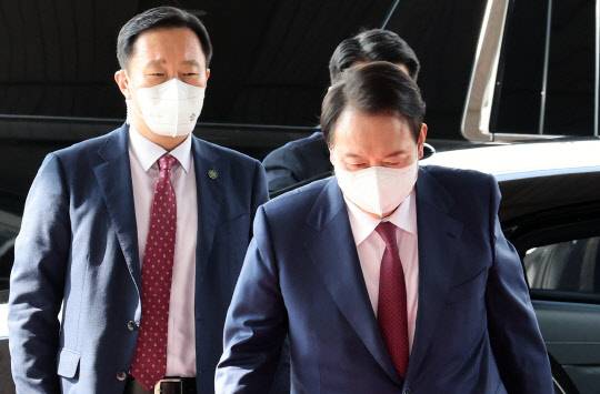 윤석열 대통령이 16일 서울 용산 대통령실 청사로 출근하고 있다. 연합뉴스.