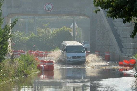 16일 오전 경북 포항시 남구 섬안대교 아래 도로가 지난밤 내린 비에 배수가 되지 않아 출근길 시민들이 큰 불편을 겪고 있다. 국립환경과학원은 최근 도시 홍수를 예방하기 위해 투수블록의 물 빠짐 유지율 성능을 측정하는 국가표준(KS)을 개발했다고 밝혔다. /사진=뉴스1