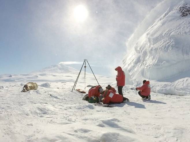 남극해에서 웨들해물범을 연구하는 연구자들. 우즈홀 해양연구소 제공.