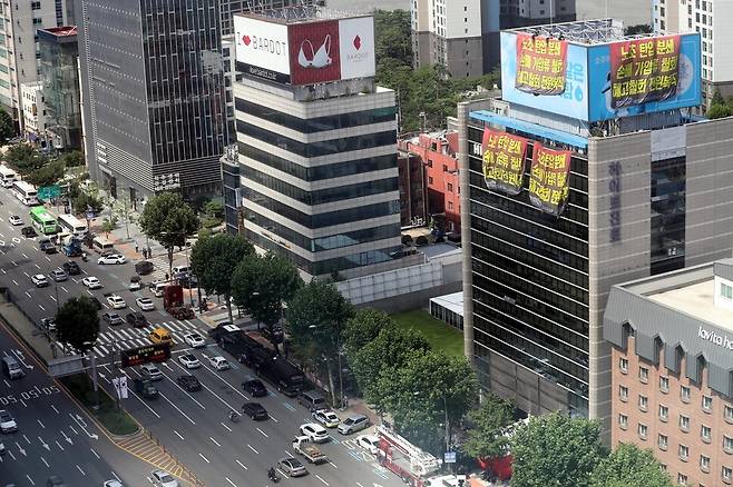 16일 서울 강남구 청담동 하이트진로 본사 사옥 고공농성 현장 주변에 추락 등의 안전사고를 대비한 ‘세이프티 에어쿠션’이 설치되어 있다. 대기 중인 소방 차량도 보인다. 강창광 선임기자