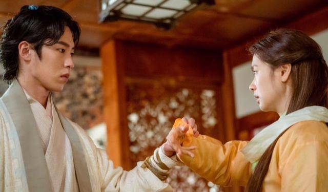 드라마 '환혼' 속 장욱(이재욱)과 무덕이(정소민). 환혼술로 무덕이의 몸엔 살수인 낙수의 영혼이 들어가 있다. tvN 제공