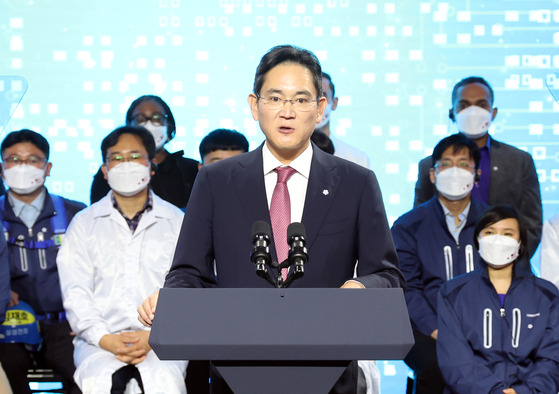 이재용 삼성전자 부회장이 지난 20일 경기도 평택시 삼성전자 반도체 공장을 방문한 조 바이든 미국 대통령과 윤석열 대통령의 공장 시찰을 안내한 뒤 인사말을 하고 있다. 연합뉴스