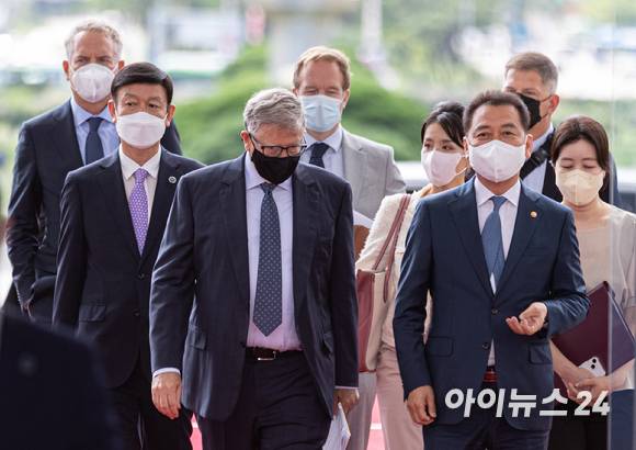 마이크로소프트(MS)의 공동 창업자이자 '빌 앤드 멀린다 게이츠 재단' 공동 이사장인 빌 게이츠가 16일 오전 서울 여의도 국회에서 이광재 사무총장의 안내를 받으며 국회의장실로 향하고 있다. [사진=김성진 기자]