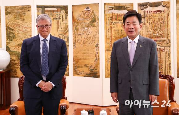 김진표 국회의장이 16일 서울 여의도 국회 의장실에서 열린 빌 게이츠 '빌 앤드 멀린다 게이츠 재단' 공동이사장과의 환담에서 기념촬영을 하고 있다. [사진=김성진 기자]