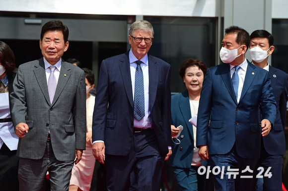 마이크로소프트의 공동 창업자이자 빌 앤 멜린다 게이츠 재단의 공동 이사장인 빌 게이츠가 16일 국회를 방문해 연설을 마친 뒤 김진표 국회의장과 이광재 국회사무총장의 배웅을 받으며 나서고 있다. [사진=김성진 기자]