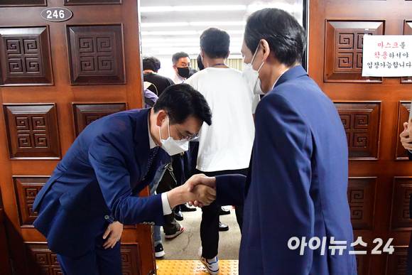 더불어민주당 전당대회가 강훈식 후보의 사퇴로 이재명 후보와 박용진 후보간 '2파전'으로 압축된 가운데 16일 서울 여의도 국회에서 박 후보가 의원총회장 앞에서 참석하는 우상호 비상대책위원장과 인사를 하고 있다. [사진=김성진 기자]