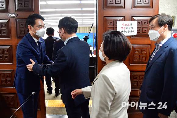 더불어민주당 전당대회가 강훈식 후보의 사퇴로 이재명 후보와 박용진 후보간 '2파전'으로 압축된 가운데 16일 서울 여의도 국회에서 박 후보가 의원총회장 앞에서 참석하는 의원들과 인사를 하고 있다. [사진=김성진 기자]