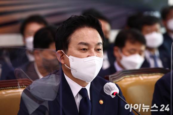 원희룡 국토교통부 장관이 지난 1일 서울 여의도 국회에서 열린 국토교통위원회 전체회의에서 의원들의 질의에 답변하고 있다. [사진=김성진 기자]