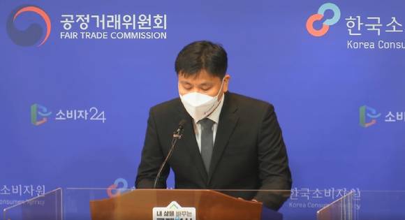 박용희 한국소비자원 섬유신소재팀장이 16일 공정거래위원회 기자실에서 시중에서 판매되는 스포츠 티셔츠 12개사 제품에 대한 시험 결과를 발표하고 있다. [사진=e-브리핑 영상 캡쳐]