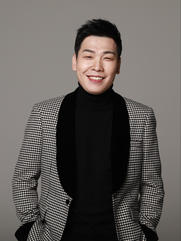 배우 백봉기가 17일 광주 기아챔피언스필드에서 열리는 KIA 타이거즈와 SSG 랜더스 경기에 시구자로 초청됐다. [사진=매직스틱컴퍼니]