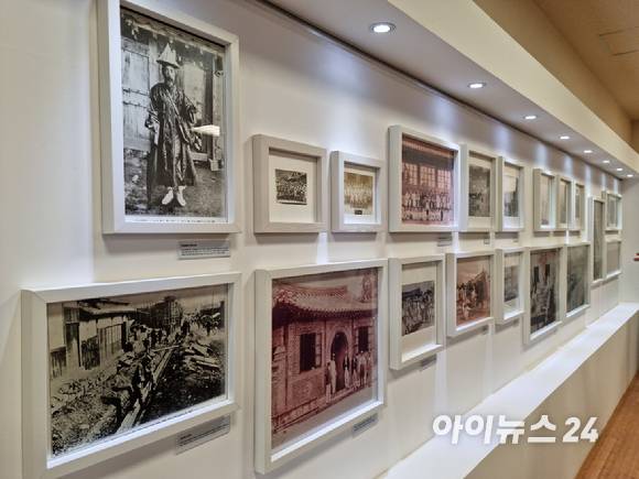 16일 KT원주연수원에 위치한 통신사료관 내 한 켠에 국내 통신 역사를 담은 시대별 사진들이 걸려 있다. [사진=안세준 기자]