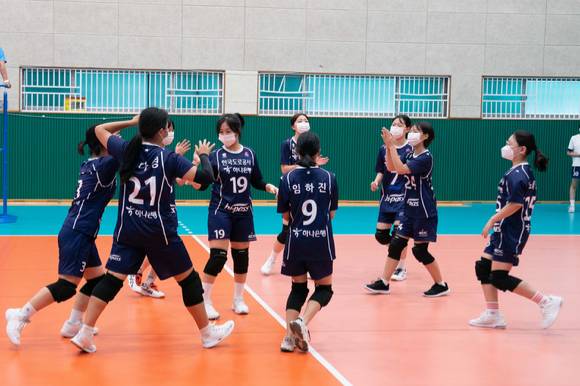 김천 한국도로공사 하이패스 유소년클럽 선수들이 16일 강원도 홍천군에서 열린 '2022 홍천 전국 유소년 클럽 배구대회'에서 서로를 격려하고 있다. [사진=한국배구연맹(KOVO)]