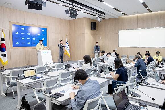16일 오후 경기도청 브리핑룸에서 류영철 보건건강국장(연단)이 코로나19 대응 관련 기자회견을 하고 있다. [사진=경기도청]