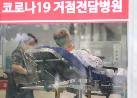 서울시 광진구 혜민병원에서 관계자가 환자를 옮기고 있다. [사진=뉴시스]