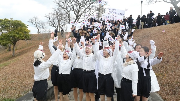 지난 2020년 제주해녀항일운동 88주년 기념행사 속 해녀들의 행진 연출 사진.
