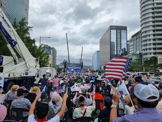 15일 오후 서울 중구 동화면세점 앞 일대에서 열린 보수단체 집회 참가자들이 태극기와 성조기를 흔들고 있다. 이병준 기자