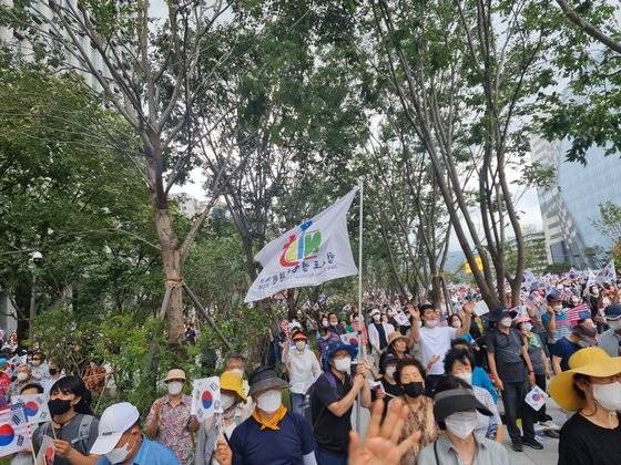 이날 오후 광화문 광장 남단이 집회 참가자들로 가득 차 있다. 이병준 기자