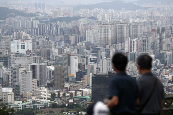 서울 중구 남산에서 바라본 서울 시내 아파트 등 주택 밀집 지역 모습. 뉴스1