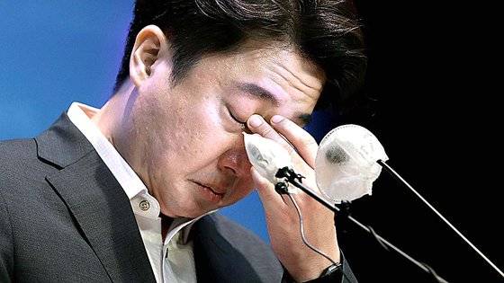 이준석 전 국민의힘 대표가 지난 13일 서울 여의도 국회 소통관에서 열린 기자회견에서 눈물을 흘리고 있다.  이 전 대표는 당 중앙윤리위원회로부터 당원권 정지 6개월 중징계를 받은 이후 36일만인 이날 처음으로 공식 석상에 모습을 드러냈다. 뉴스1