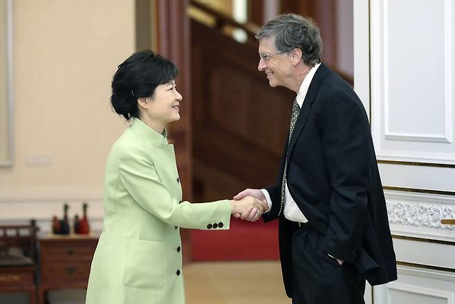 지난 2013년 박근혜 당시 대통령이 청와대를 방문한 빌 게이츠 당시 마이크로소프트(MS) 공동 창업자 및 에너지 벤처기업 테라파워 회장과 악수하고 있다. 연합뉴스