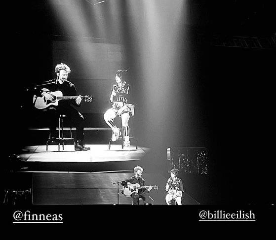 15일 오후 서울 구로구 고척 스카이돔에서 열린 '현대카드 슈퍼콘서트- 빌리 아일리시'에서 빌리 아일리시는 친오빠이자 프로듀서인 피니어스 오코넬과 함께 듀엣 무대도 선보였다. 정호연 인스타그램 캡쳐