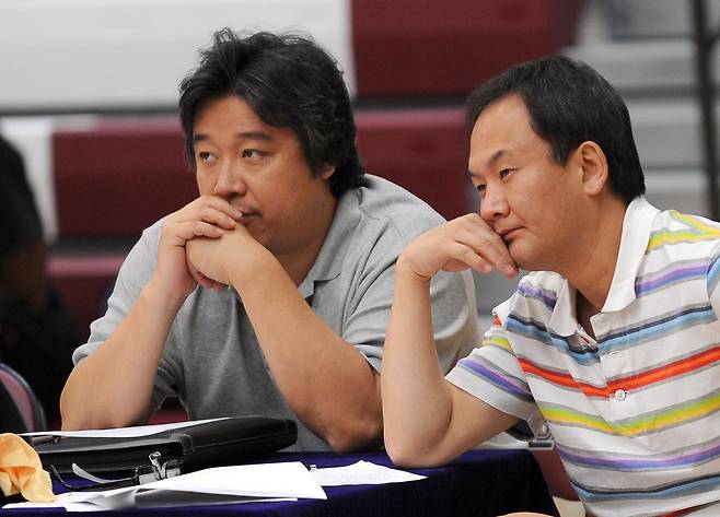 감독과 코치로 13년간 인연을 맺은 유재학과 임근배. 중앙포토