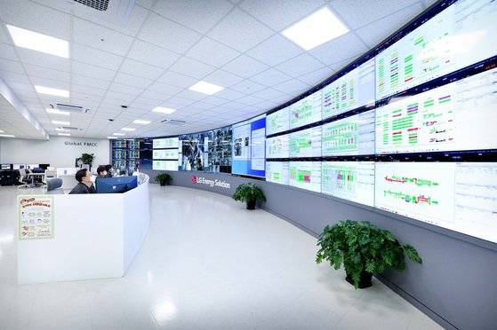 LG에너지솔루션 충북 오창공장에서 엔지니어들이 전세계 생산라인을 모니터링 하고 있다. LG에너지솔루션