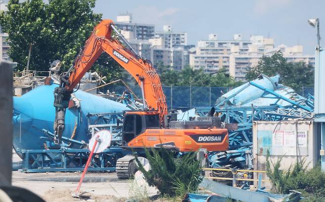 16일 오후 서울 성동구 삼표레미콘 성수 공장에서 막바지 철거작업이 진행되고 있다. 연합뉴스