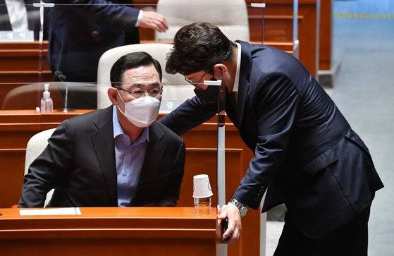 주호영 국민의힘 비상대책위원장과 권성동 원내대표가 16일 서울 여의도 국회에서 열린 국민의힘 의원총회에서 대화하고 있다. 김성룡 기자