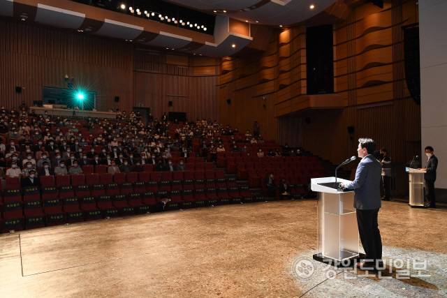 ▲ 김진태 도지사가 정선읍 아리랑센터에서 열린 간담회에서 인사말을 하고 있다.