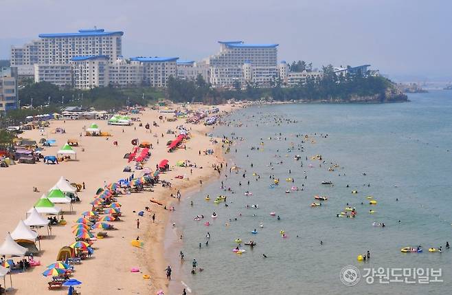 ▲삼척해수욕장에 수많은 피서객들이 몰려 더위를 쫓으며 시원한 물놀이를 즐기고 있다.[강원도민일보 자료사진]