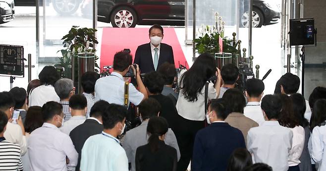 윤석열 대통령이 지난달 21일 오전 용산 대통령실로 출근하고 있다. |대통령실사진기자단