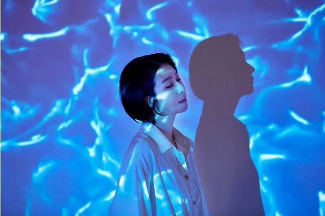 프랑스 작가 마일리스 드 케랑갈의 동명 소설을 원작으로 한 연극 <살아있는 자를 수선하기>는 뇌사 상태에 빠진 한 청년의 장기이식을 둘러싼 24시간을 그린 1인극이다. 배우 김지현은 이 공연에서 ‘서술자’를 포함해 16명의 인물을 연기한다. 프로젝트그룹 일다 제공