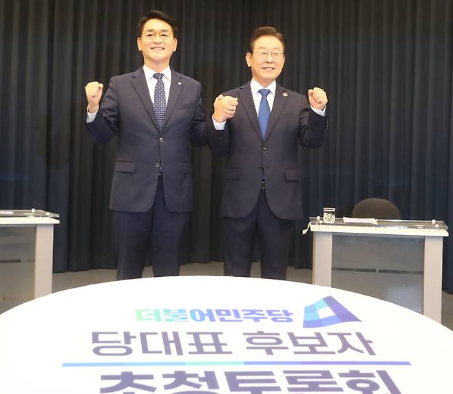 16일 전북 전주시 덕진구 JTV전주방송에서 열린 더불어민주당 당 대표 후보자 방송 토론회에 앞서 박용진, 이재명 후보(왼쪽부터)가 기념촬영을 하고 있다. 전주 | 연합뉴스