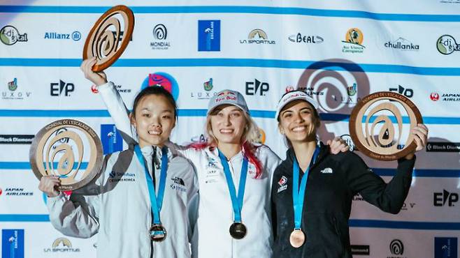 지난달 23일 프랑스 브리앙송 리드 월드컵에서 2위를 한 서채현(왼쪽)이 1위 얀야 가른브레트(가운데)와 함께 시상대에서 트로피를 들고 있다. 국제스포츠클라이밍연맹 제공