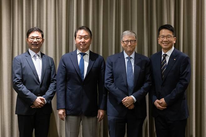 SK Group Chairman Chey Tae-won (second from left), SK Discovery Executive Vice Chairman Chey Chang-won (far right), SK Bioscience CEO Ahn Jae-yong (far left) and Bill Gates meet in Seoul on Wednesday to discuss shared commitments to global health. (SK Bioscience)